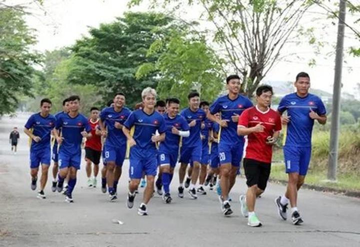 Áo sơ mi cổ bèo: Áo sơ mi cổ bèo là một trong những lỗi thời trong thời trang mà